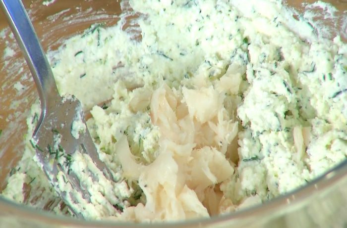Картофель, начиненный творогом и копченой рыбой 