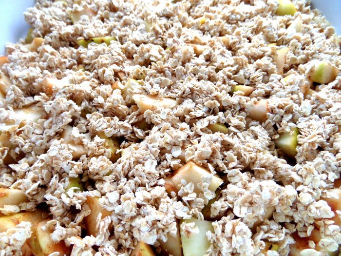 Яблоки, запеченные под овсяным крамблом