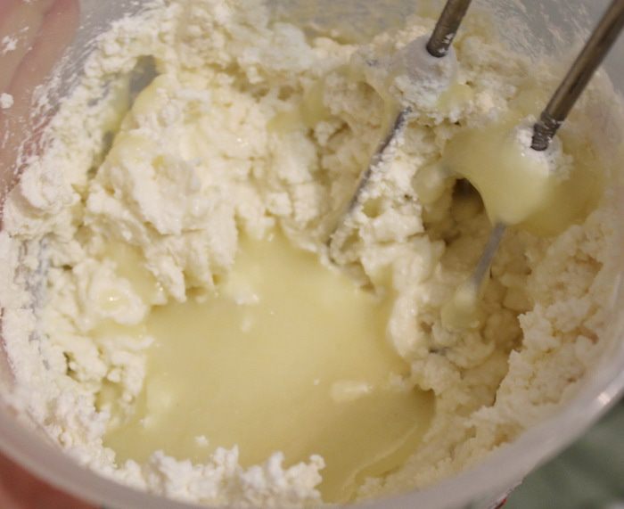 Творожный десерт с клубничным соусом