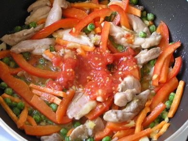 Соте из курицы с овощами и мятой