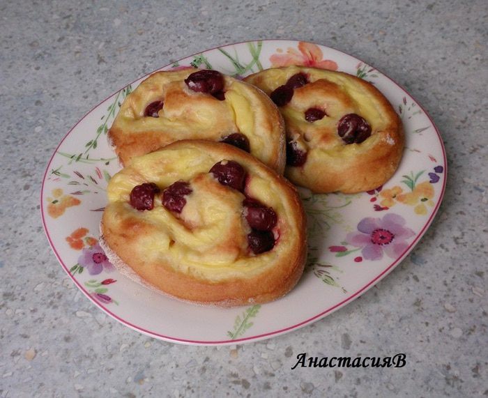 Дрожжевые плюшки с вишней и пудингом