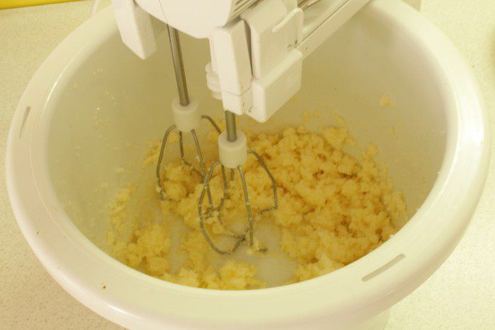 Шоколадный торт с манго, маскарпоне и орехами