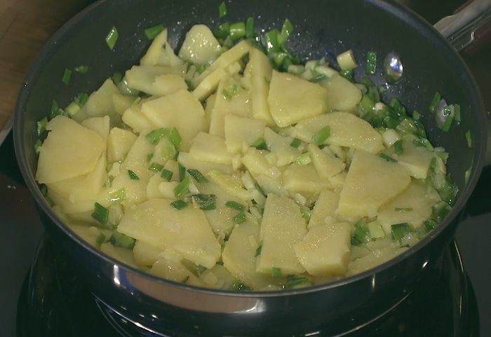 Фриттата с картофелем, сладким перцем и зеленым луком 