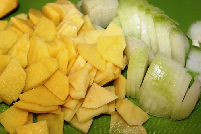 Жаркое с семгой и беконом в горшочке