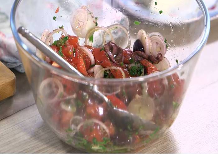 Рис с фетой, помидорами, оливками и каперсами 