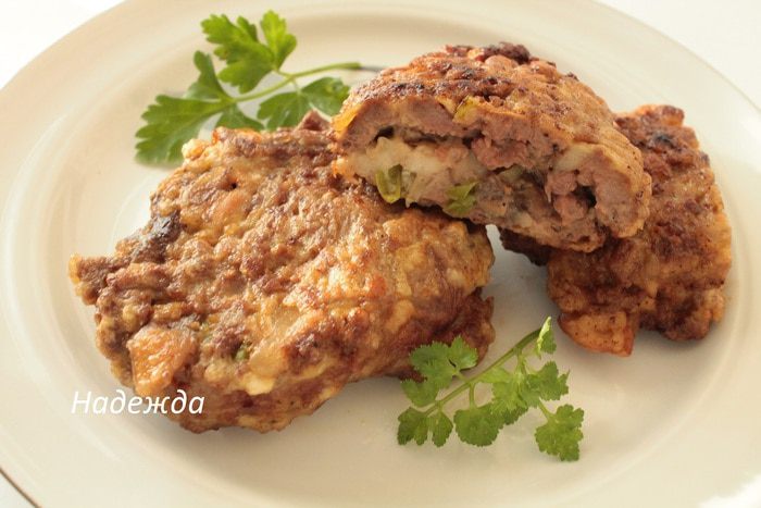 Печеночная отбивная с грибами и моцареллой