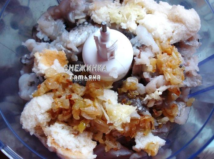 Рыбная колбаса с лисичками и картофелем «по-дачному»