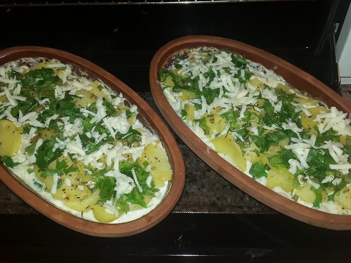 Картофель с зеленым луком, запеченный в сливках