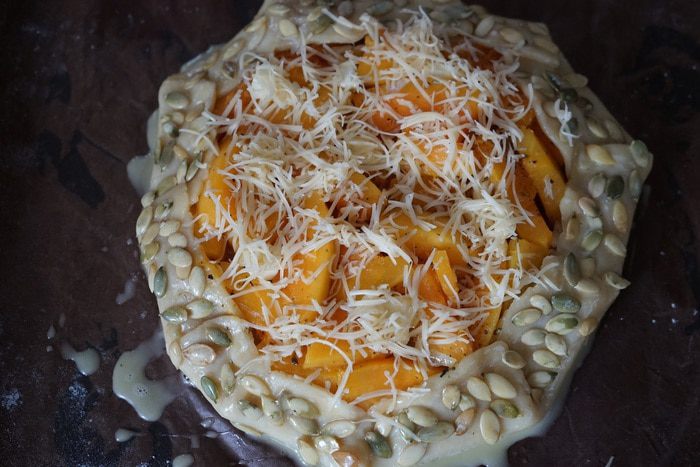Галета с тыквой, карамелизированным луком и сыром