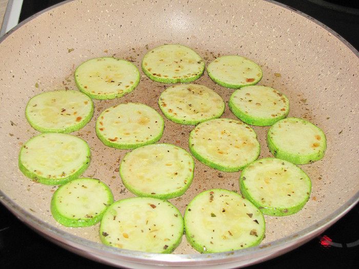 Кальцоне с цукини, оливками и моцареллой