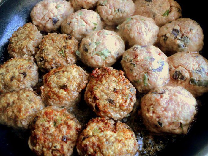 Фрикадельки с базиликом и овощами