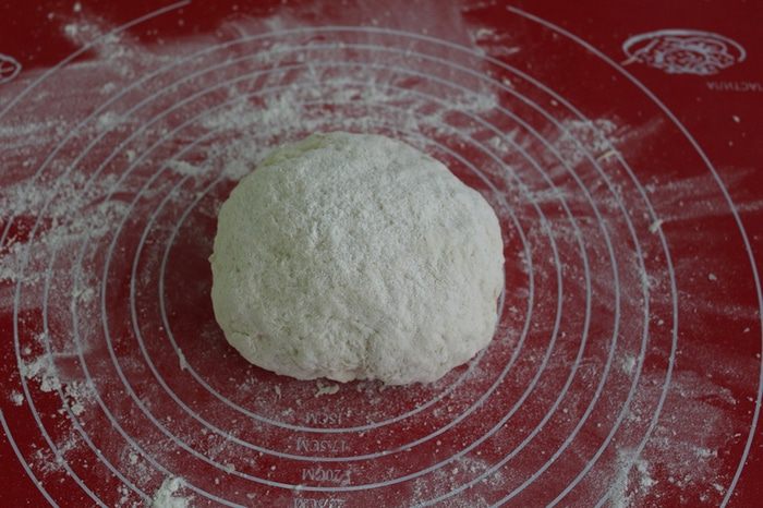Пирог со сливой и спиральками с корицей