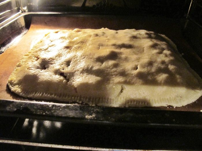 Тонкий яблочный пирог с клюквой