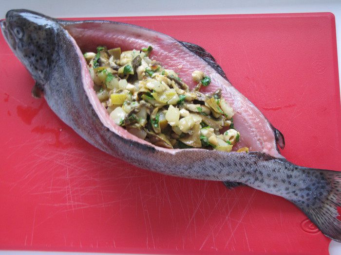 Форель, фаршированная грушами и орехами