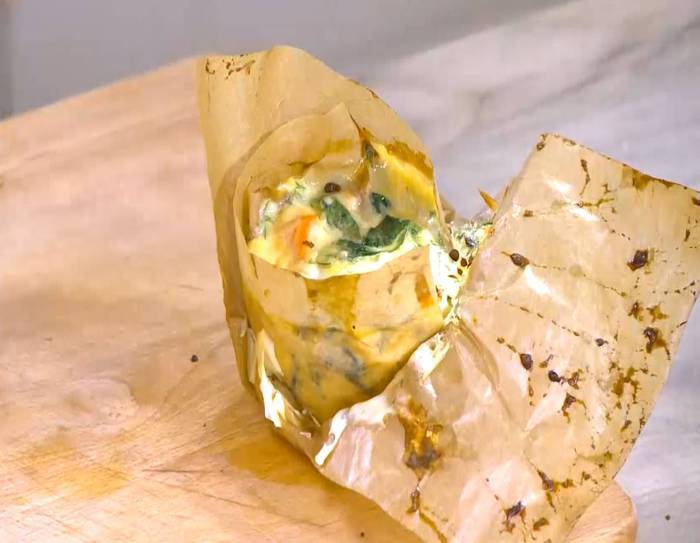 Мини-киши со шпинатом, копченой рыбой и помидорами 