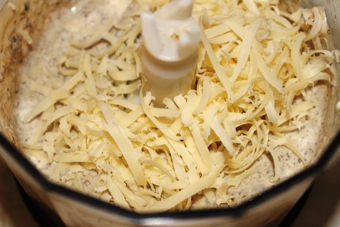 Фаршированные Конкилье Ригате под миндальными лепестками