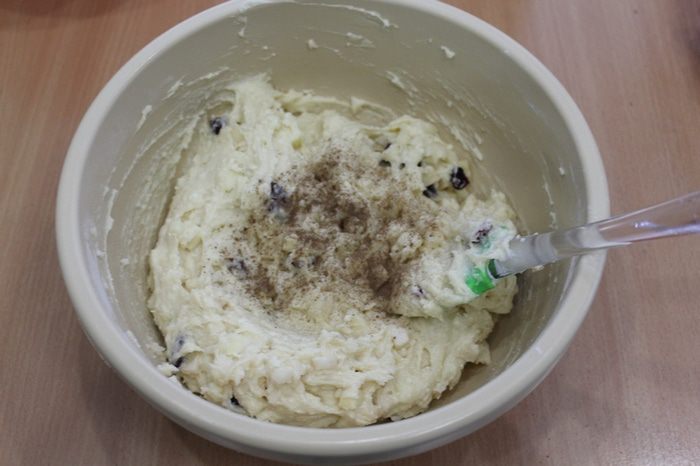 Творожный кекс с яблоками и вяленой клюквой