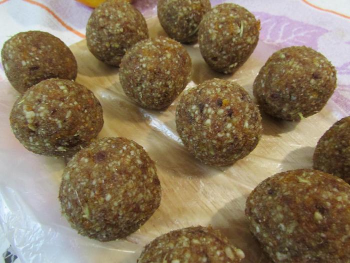 Имбирные конфеты с финиками и миндалем