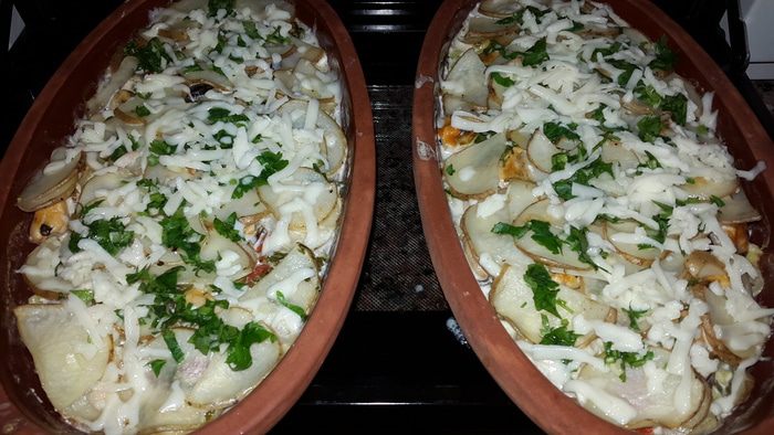 Молодой картофель с мидиями и луком-пореем, запеченный в сливках