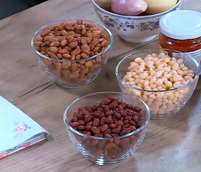Запеченные яйца с острой фасолью 