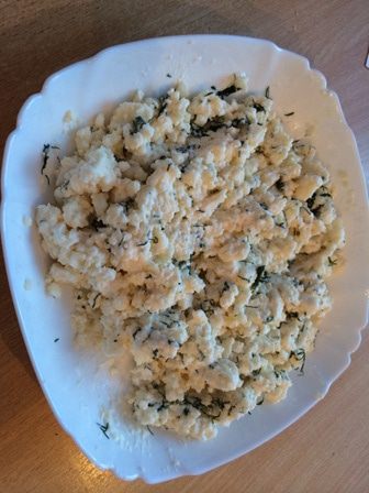 Рулетики из слоеного теста с брынзой и травами