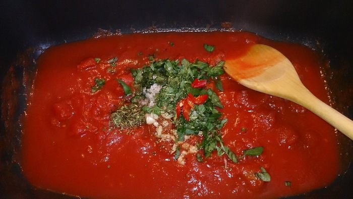 Пенне в томатном соусе с кальмарами и маслинами