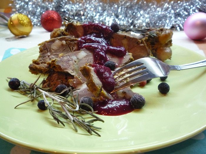 Баранья нога в духовке с розмарином и клюквенным соусом