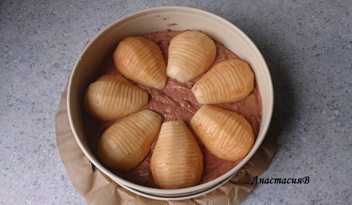 Шоколадный пирог с грушами и яичным ликером