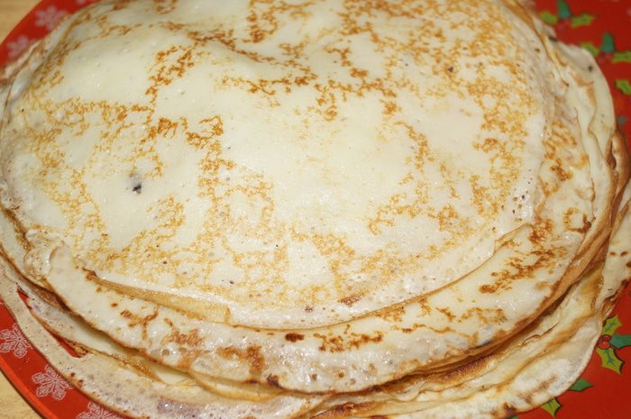 Блинный торт с творожным кремом и клюквой